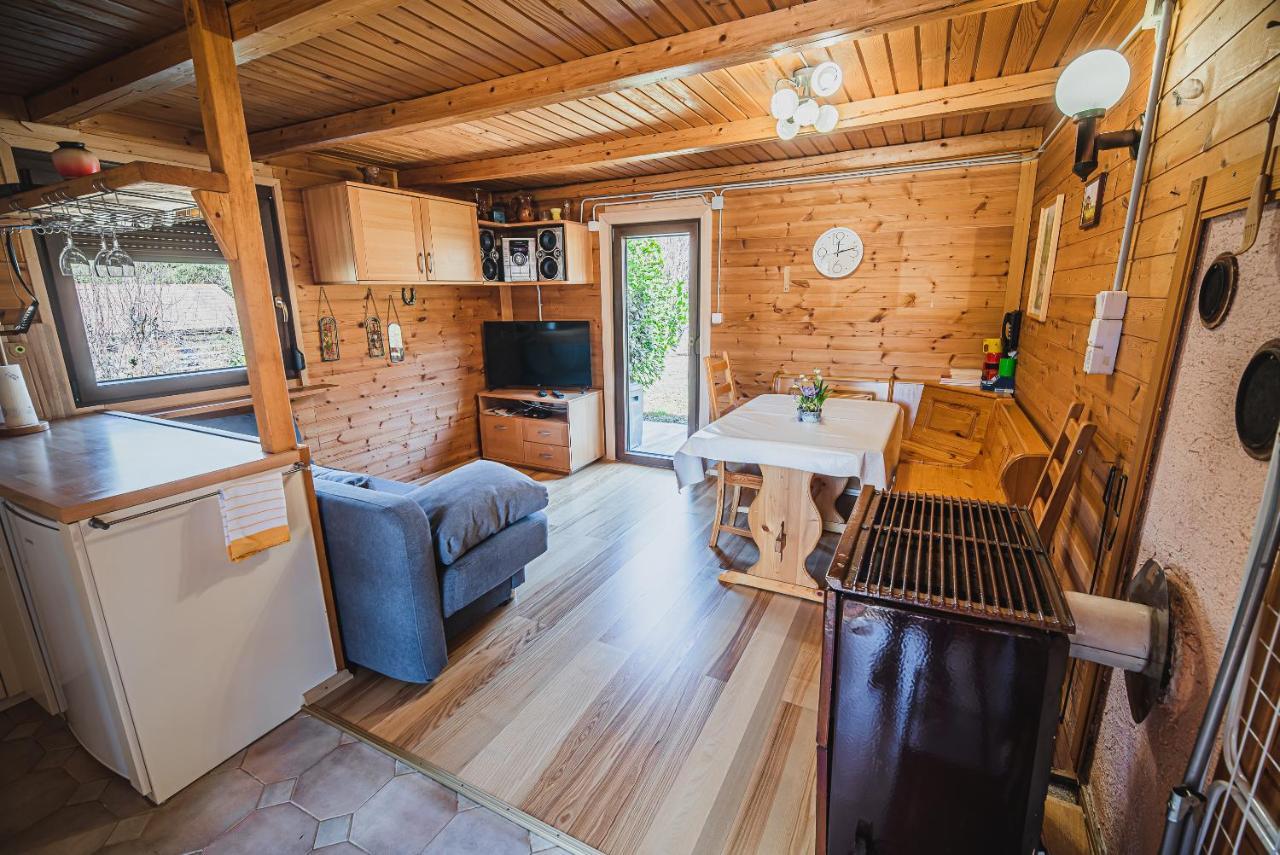 Wooden Cabin Zurej with Hot Tub Bukovje v Babni Gori Buitenkant foto