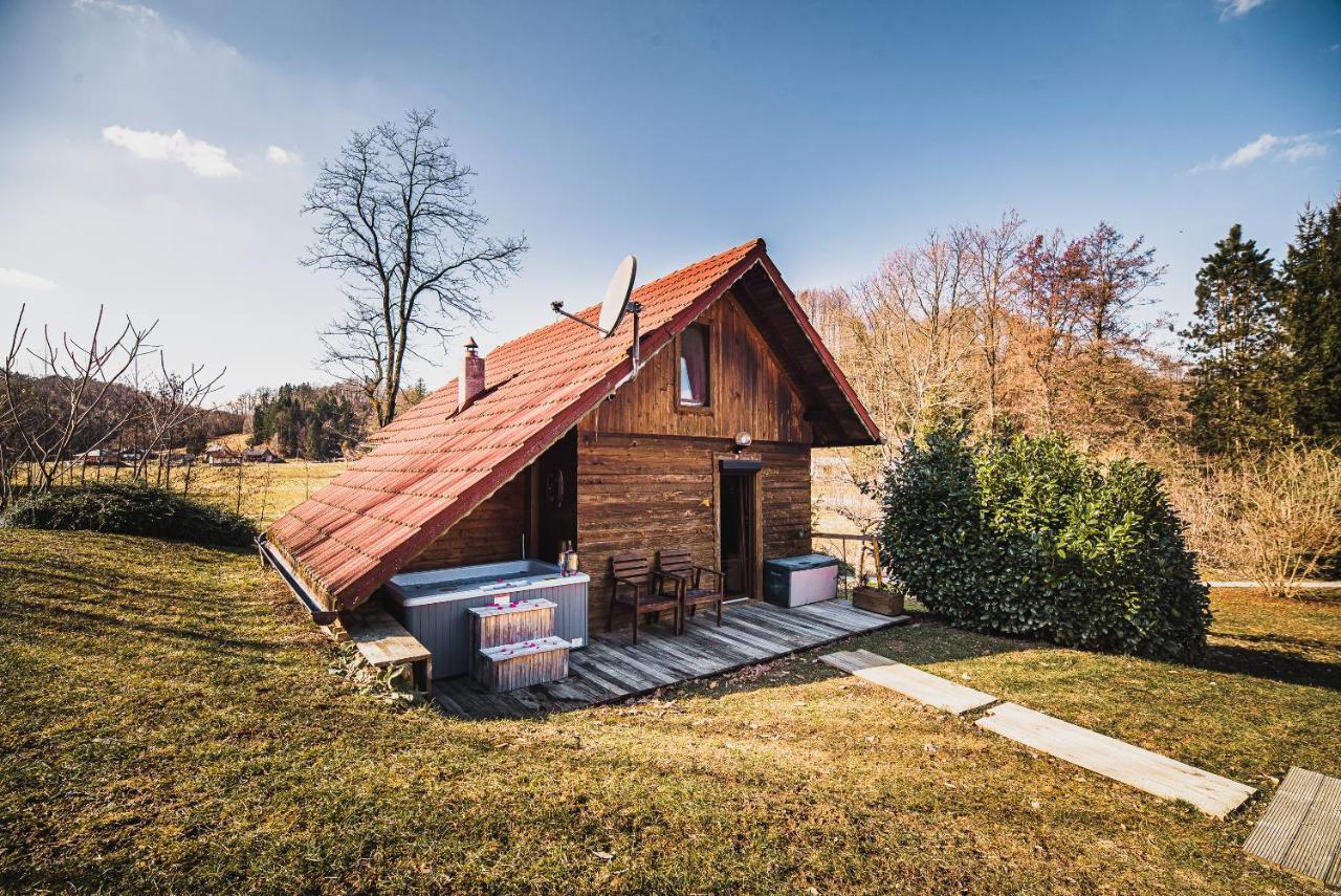 Wooden Cabin Zurej with Hot Tub Bukovje v Babni Gori Buitenkant foto