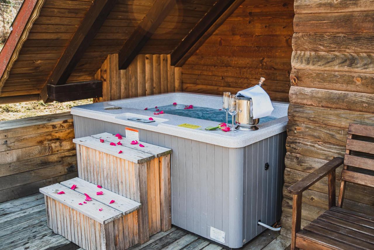 Wooden Cabin Zurej with Hot Tub Bukovje v Babni Gori Buitenkant foto