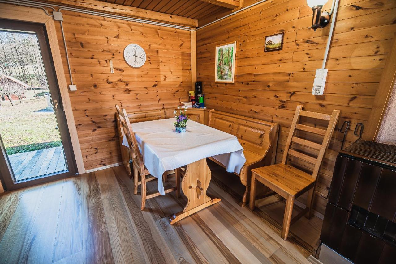 Wooden Cabin Zurej with Hot Tub Bukovje v Babni Gori Buitenkant foto
