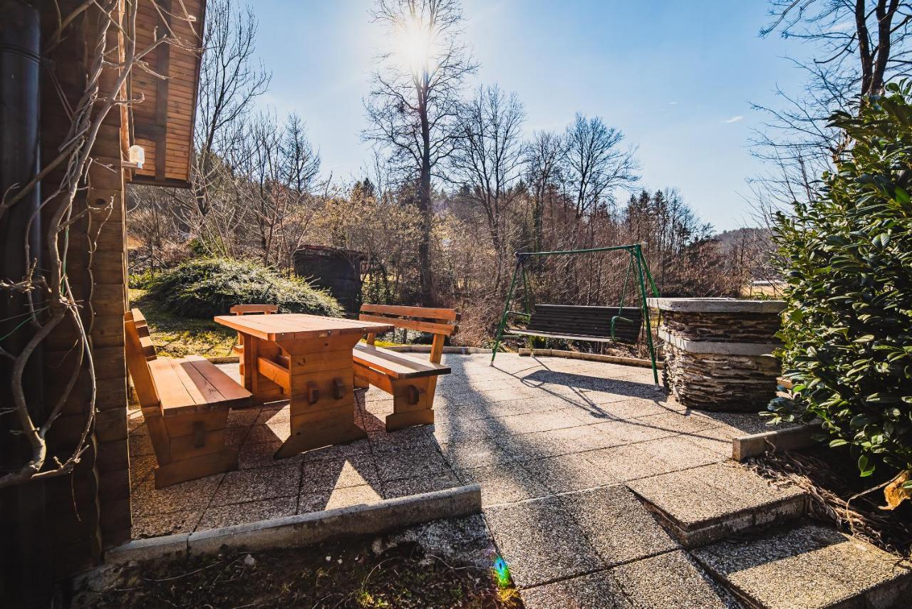 Wooden Cabin Zurej with Hot Tub Bukovje v Babni Gori Buitenkant foto